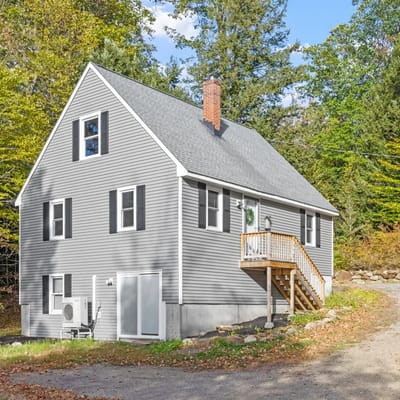 Dog Friendly Getaway| Fire pit + Yard