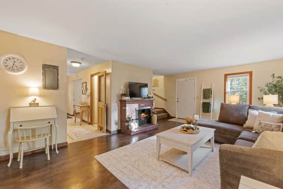Dog Friendly Getaway| Fire pit + Yard