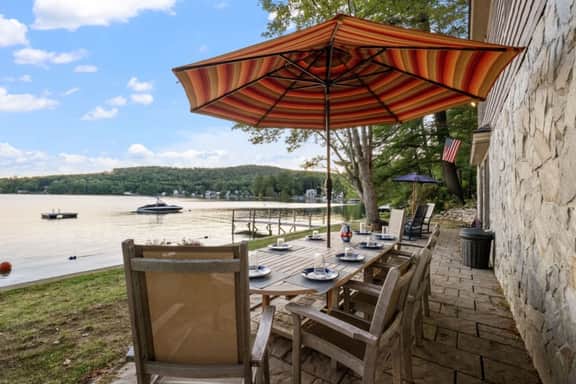 Merrymeeting Lake Retreat | Dock + Kayaks